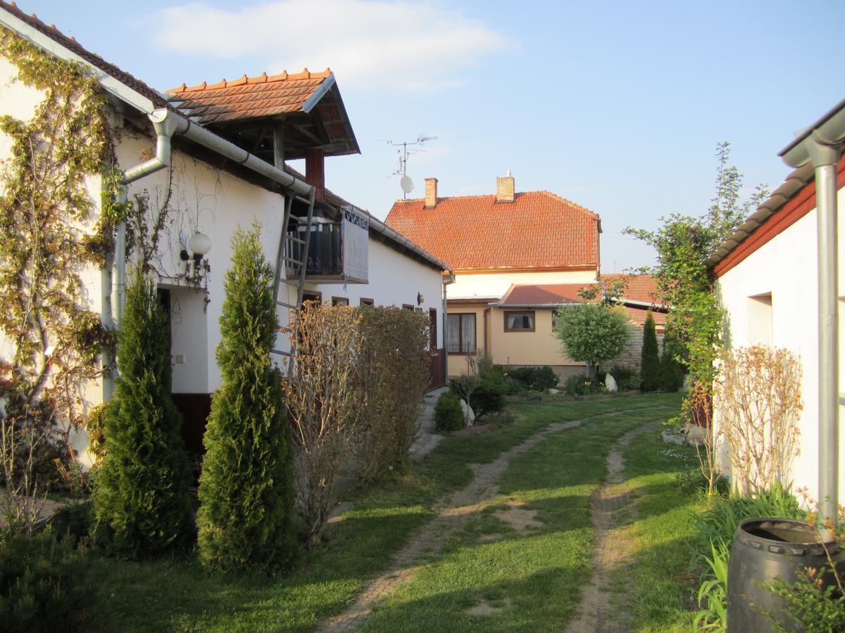 Penzion Bulhary S Vinnym Sklepem Dış mekan fotoğraf